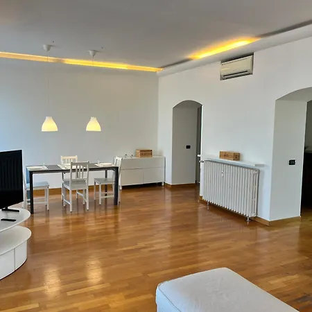 Apartament Di Lusso Con Vista Regina Mediolan