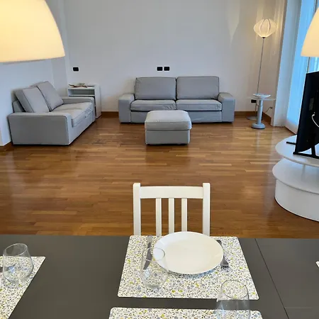 Apartament Di Lusso Con Vista Regina Mediolan